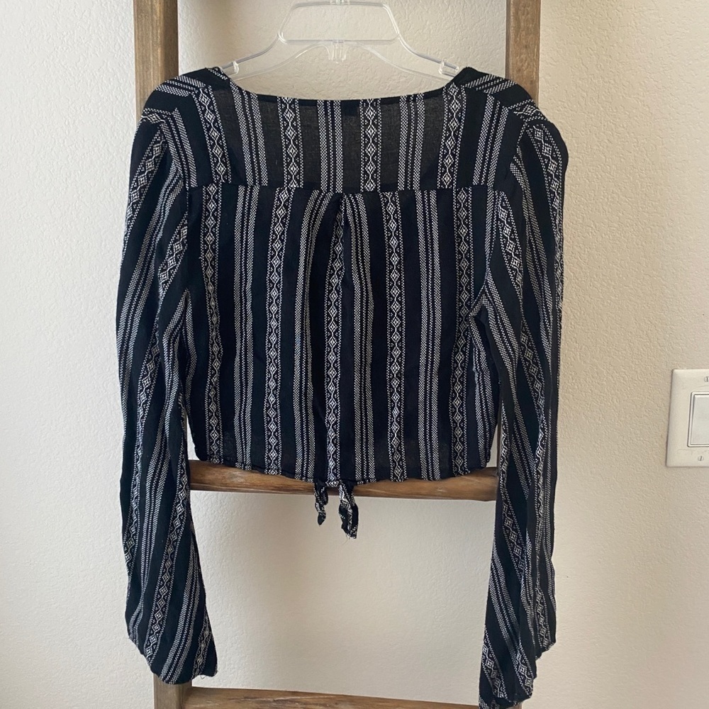 Cropped flowy sleeves black top - Picture 2 of 4